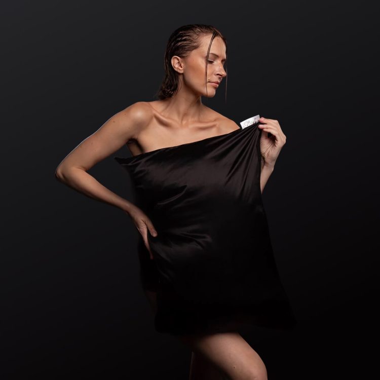 Смарт-наволочка з натурального шовку (чорний колір)