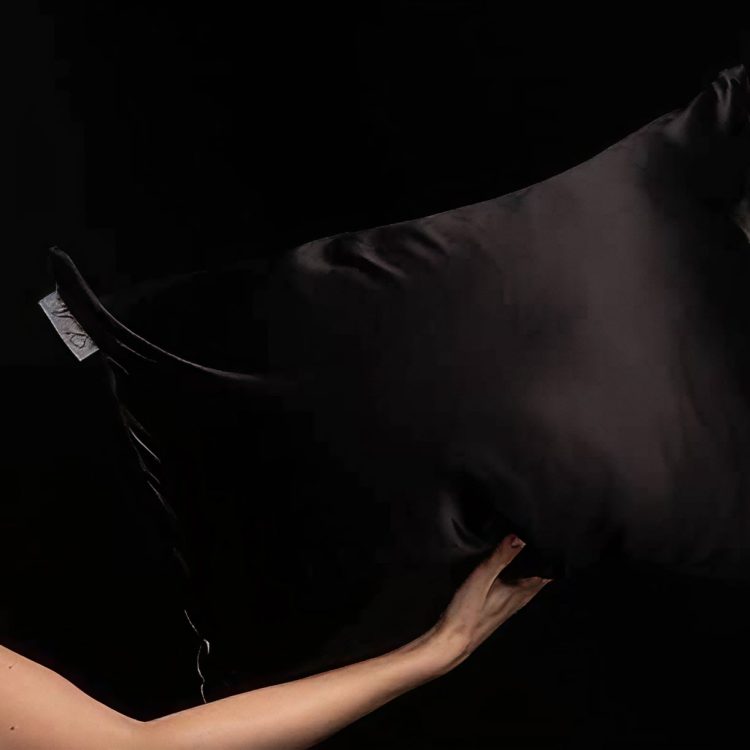 Смарт-наволочка з натурального шовку (чорний колір) - фото №1