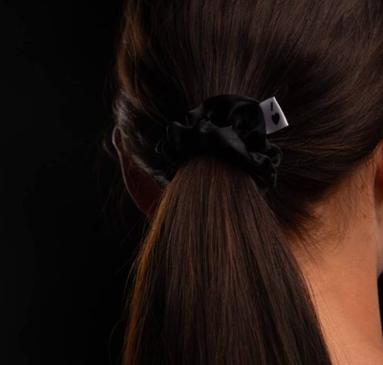 Чорна резинка з натурального шовку