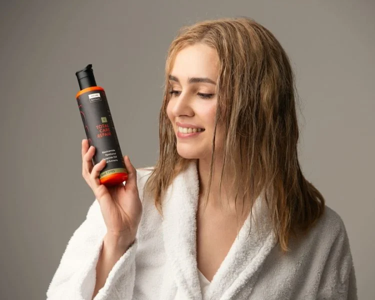 Відновлюючий бальзам для всіх типів волосся Total Care Repair Balsam, 250 мл - фото №5